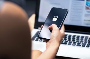 Phishing und andere Betrugsmaschen: Wer Daten im Internet eingibt, muss auf diese Gefahren achten.